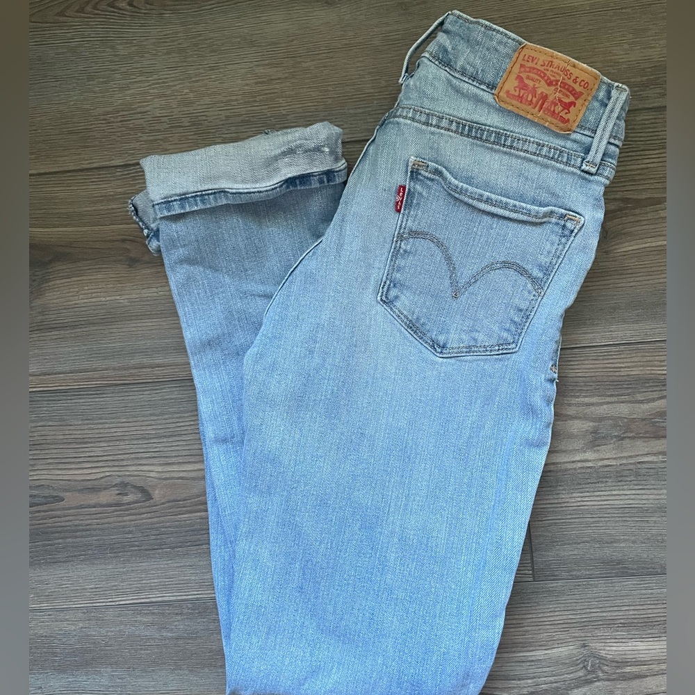 Mid rise Levi skinny jeans size 27